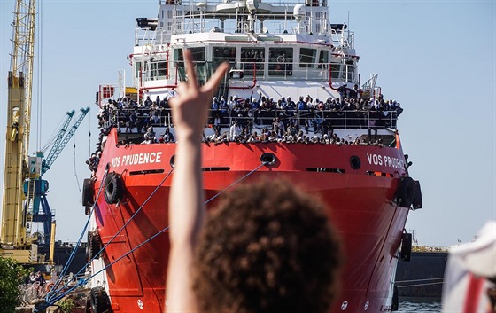 Loď Lékařů bez hranic zachránila ve Středozemním moři 1449 běženců (28. května...