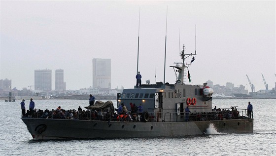 Libyjská pobřežní stráž zachránila ve Středozemním moři desítky migrantů (26....