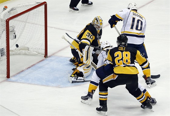 Colton Sissons z Nashvillu (10) pekonává Matta Murrayho v brance Pittsburghu.