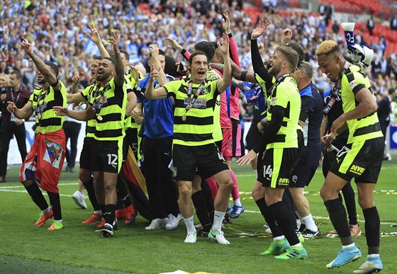 TAK JSME V PRVNÍ NO A CÓ. Fotbalisté Huddersfieldu ve Wembley slaví postup od...