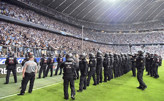 POLICEJNÍ ZE. Baráové utkání o postup do druhé nmecké fotbalové ligy mezi...