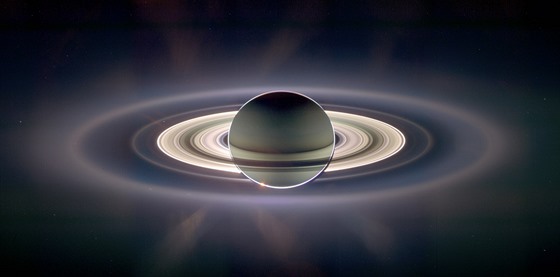 Komponovaný snímek Saturnu z paluby sondy Cassini pořízený v září 2006. Slunce...