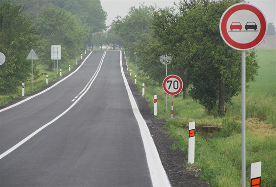 Úsek ped obcí asy, kde v jednom smru platí zákaz pedjídní.