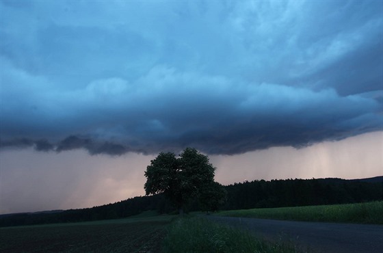 Takzvaný shelf cloud často doprovází bouřkové systémy se silným větrem. Odborně se mu říká oblak arcus a slangový název je húlavový límec - doprovází zesílení větru při příchodu bouřek, kterému se říká húlava.