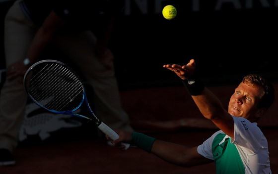 Tomá Berdych v prvním kole Roland Garros podává.
