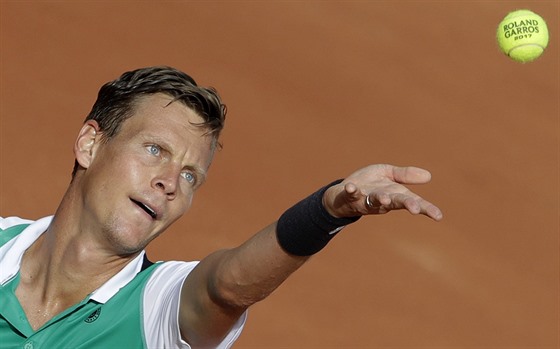 Tomá Berdych servíruje v utkání prvního kola Roland Garros. 