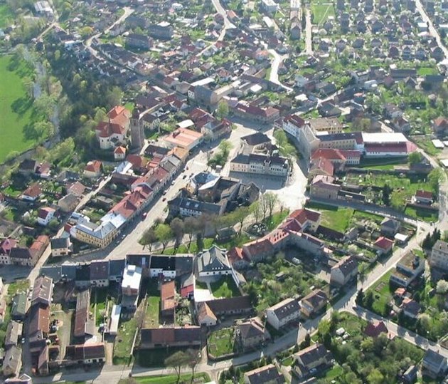 Námstí v Pibyslavi má neobvyklý tvar plmsíce, uprosted nho jsou dva bloky...