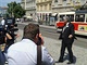 Ministr Ludvk ukazuje na tramvajov zastvce prostor oznaen dopravnmi...