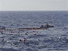 Pi potopení peplnného lunu s benci utonulo u beh Libye 34 lidí (24....