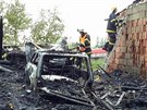 Po��r zcela zni�il d�ev�nou p��stavbu rodinn�ho domu i se zaparkovan�m autem.