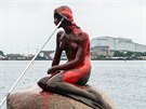 Odprci lovu velryb v úterý potísnili ervenou barvou sochu Malé moské víly v...