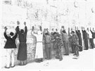 Na fotografii z 8. ervna 1967 izraeltí vojáci prohledávají jordánské zajatce...
