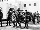 Izraeltí vojáci ped budovou vlády v Jeruzalému (6. ervna 1967)