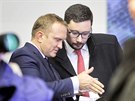 Zástupce éfa hradního protokolu Vladimír Kruli (vlevo) a mluví prezidenta...