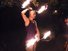 Fraje�i krou�� s plameny kolem t�la. Bav� lidi p�i Fireshow