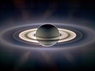 Komponovaný snímek Saturnu z paluby sondy Cassini poízený v záí 2006. Slunce...