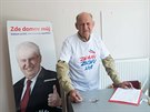 �len SPO Tibor Peth� sb�r� podpisy pro prezidentskou kandidaturu Milo�e Zemana.