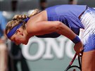 Petra Kvitová se zlobí sama na sebe bhem druhého kola Roland Garros.