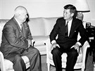 Sovtský premiér Nikita Chruov a americký prezident John F. Kennedy (Víde,...