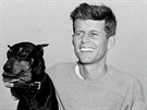 John F. Kennedy a jeho pes Mo (Hyannis Port, 22. ervna 1946)