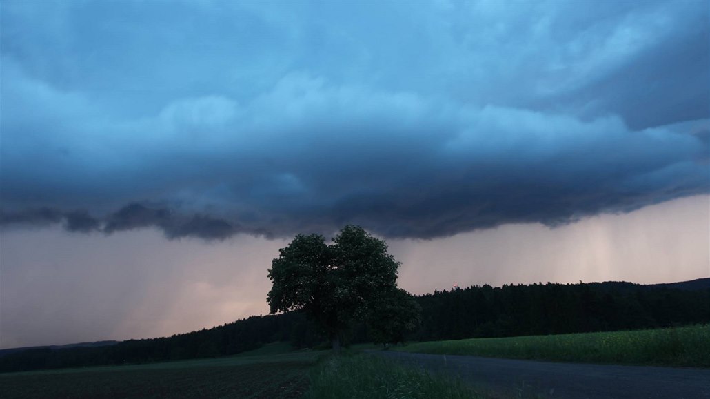 Takzvaný shelf cloud �asto doprovází bou�kové systémy se silným v�trem. Odborn� se mu �íká oblak arcus a slangový název je húlavový límec - doprovází zesílení v�tru p�i p�íchodu bou�ek, kterému se �íká húlava.