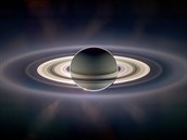 Komponovaný snímek Saturnu z paluby sondy Cassini pořízený v září 2006. Slunce...