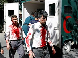 Zrann mui po vbuchu v Kbulu na cest do nemocnice (31. kvtna 2017).