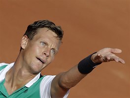 Tom Berdych servruje v utkn prvnho kola Roland Garros. 