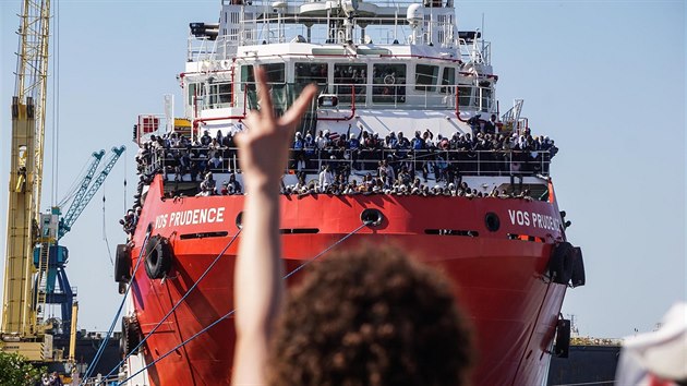 Loď Lékařů bez hranic zachránila ve Středozemním moři 1449 běženců (28. května 2017)