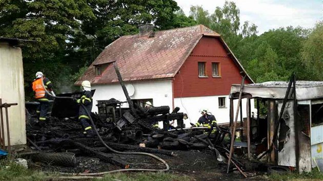 Požár zcela zničil dřevěnou přístavbu rodinného domu i se zaparkovaným autem.