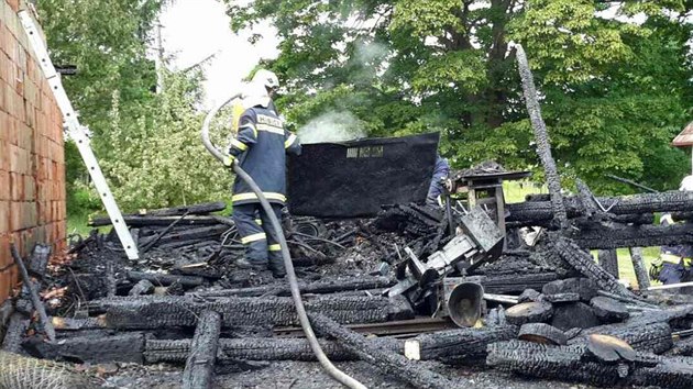 Požár zcela zničil dřevěnou přístavbu rodinného domu i se zaparkovaným autem.