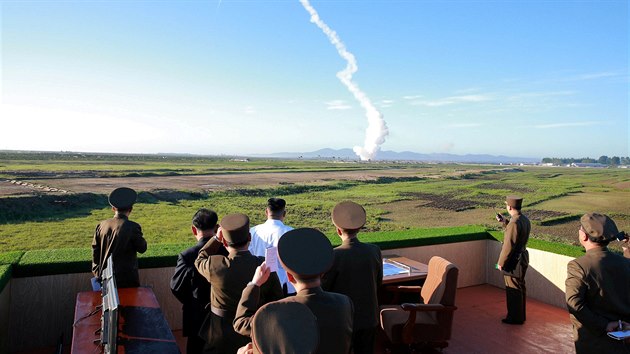 Severokorejsk vdce Kim ong-un sleduje test novho typu protiletadlov rakety (28. kvtna 2017).