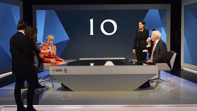 Theresa Mayov a Jeremy Corbyn ped vyslnm poadu  Battle for Number 10 (29. kvtna 2017)