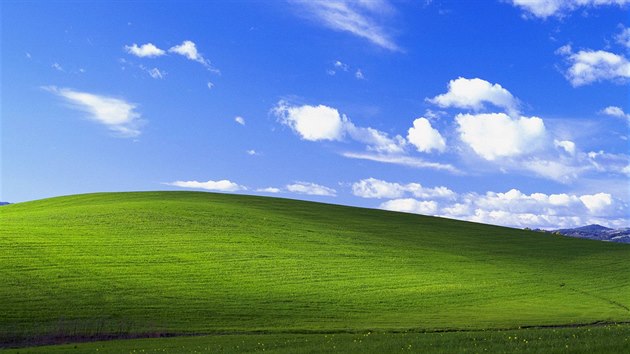 Fotografie zvlnných zelených kopc a modrého nebe v kalifornské Sonom se...