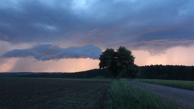 Vznik šelfového mraku u Hlávkova na Jihlavsku.