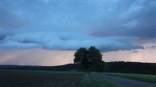 Vznik šelfového mraku u Hlávkova na Jihlavsku.