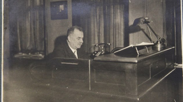 Továrník Alfred Spahn ve své kanceláři - foto z rodinného alba