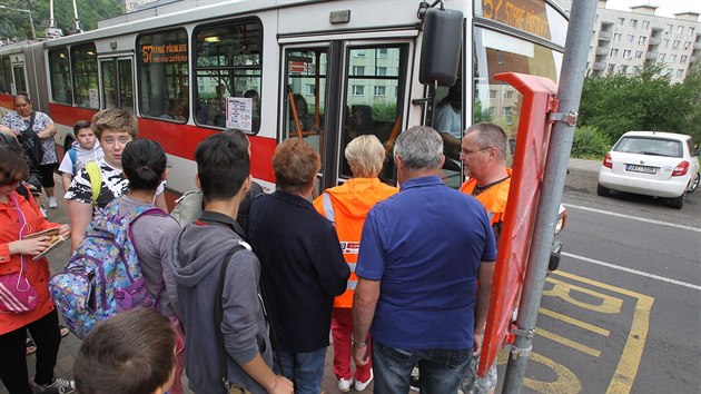 V st pokrauj kontroly dopravnho podniku, kdy preventist nepust do MHD cestujc bez platn jzdenky. Foto je ze zastvky Moj - sdlit.