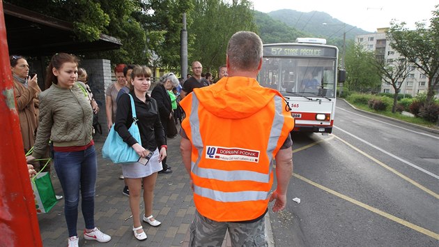 V st pokrauj kontroly dopravnho podniku, kdy preventist nepust do MHD cestujc bez platn jzdenky. Foto je ze zastvky Moj - sdlit.