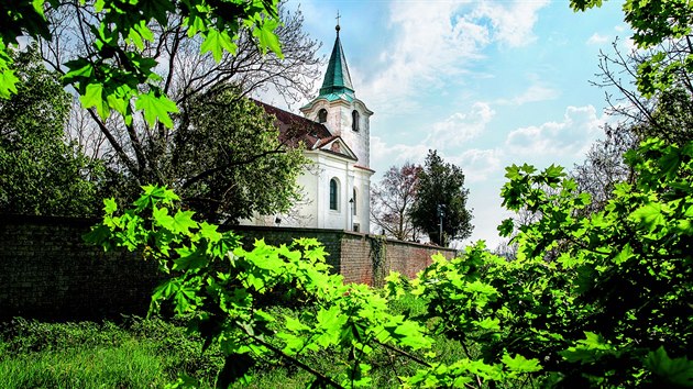 Kostel sv. Matje. Pozdn barokn chrm je dominantou okol a mlokdo dnes v, e prv tento romantick kostelk stl u zrodu slavn Matjsk pouti.