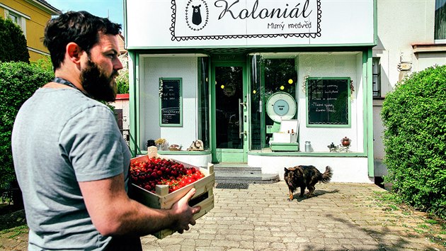 Mlsn medvd. tuln kolonil navazuje na tradici malch krmk v pzem dom ulice Na Pskch. Nabz poctiv farmsk produkty i dobroty od loklnch vrobc.