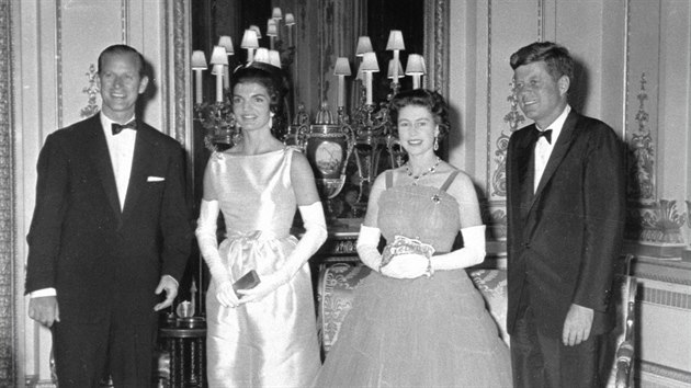 Britsk princ Philip, prvn dma USA Jackie Kennedyov, krlovna Albta II. a americk prezident John F. Kennedy (Londn, 5. ervna 1961)