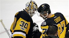 Pittsburghský kapitán Sidney Crosby se raduje se spoluhrái ze stídaky.