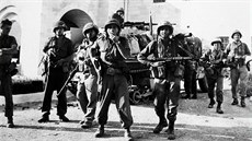 Izraeltí vojáci ped budovou vlády v Jeruzalému (6. ervna 1967)
