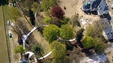 Pohled z dronu na prosvětlenou zámeckou zahradu v Podkrkonoší během...