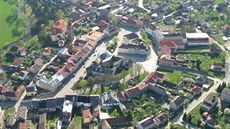 Námstí v Pibyslavi má neobvyklý tvar plmsíce, uprosted nho jsou dva bloky...