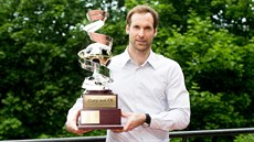 Petr ech pózuje s trofejí pro vítze Zlatého míe za sezonu 2016/2017.