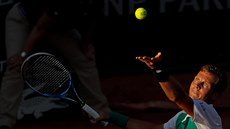 Tomáš Berdych v prvním kole Roland Garros podává.