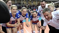 Trenér volejbalových reprezentantek Zden�k Pommer se raduje se svými...