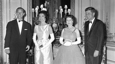 Britský princ Philip, první dáma USA Jackie Kennedyová, královna Albta II. a...